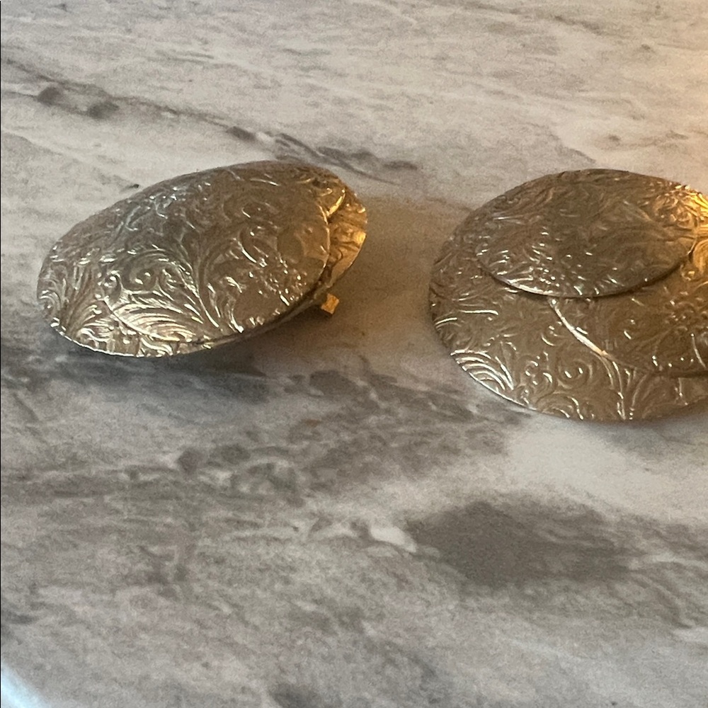 Elegant gold clip earrings